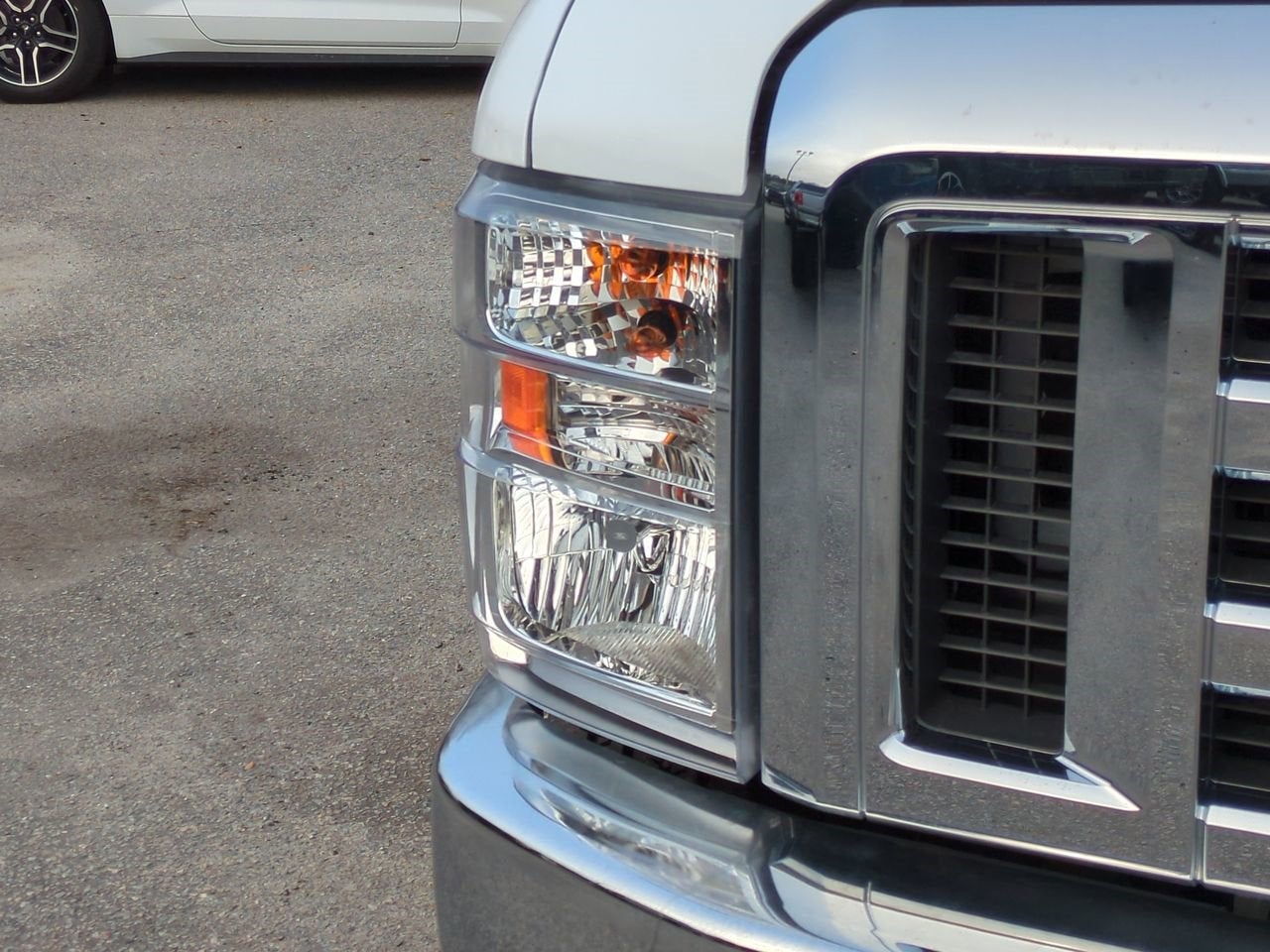 2025 Ford E-Series Cutaway E-350 SRW